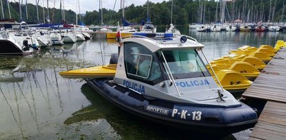 Burza na jeziorze zaskoczyła kajakarki. Na pomoc ruszyli policjanci