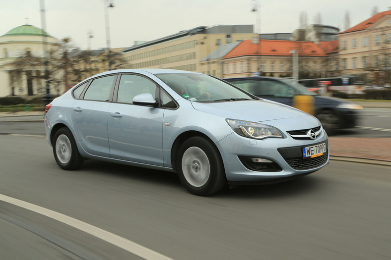 Opel Astra 1.4 Turbo LPG - nocny sedan zasilany gazem