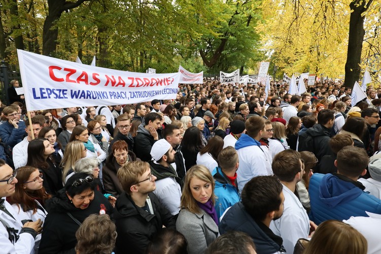 <strong>Obecnie głoduje ok. 40 osób</strong> <br></br>Liczba medyków decydujących się na tę formę protestu stale się zmienia, część osób rezygnuje, na ich miejsce przychodzą kolejne. W pierwszych dniach głodowało ok. 20 rezydentów. Większość głodujących to młodzi lekarze.
