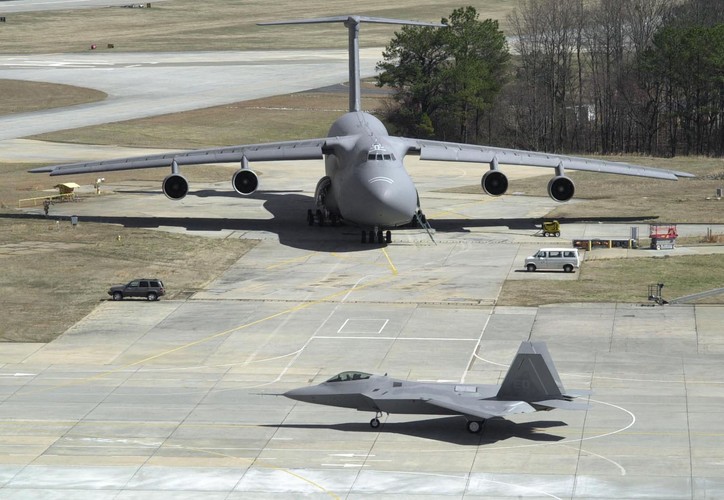 3. Amerykański Lockheed C-5 Galaxy, zbudowany przez Lockheed Corporation, zaprojektowany został w celu zapewnienia strategicznego transportu wojska i sprzętu wojskowego. C-5 Galaxy jest największym amerykańskim wojskowym samolotem transportowym, a jego jedynym użytkownikiem są Siły Powietrzne Stanów Zjednoczonych. Długość maszyny to 75,54 m., zaś rozpiętość skrzydeł wynosi 67,89 m.