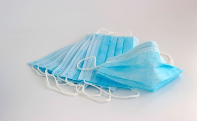 Obowiązek noszenia maseczek w szpitalach i aptekach przedłużony