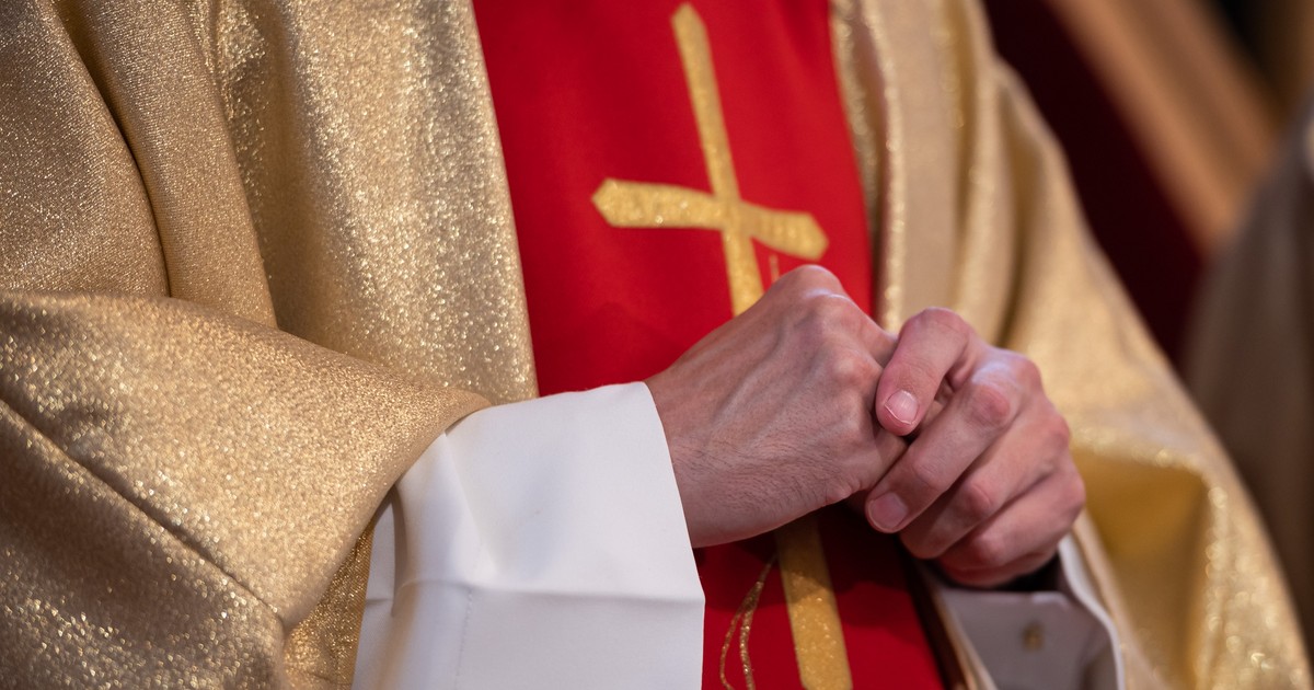 Tyle zarabiają kapelani w skarbówce. Tak wyglądają na tle innych Polaków