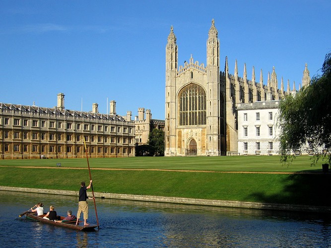 <b>Studia na Cambridge</b>
<br>
<br>
Poza najdroższymi kierunkami czesne w Wielkiej Brytanii wynosi więc około 3 tys. funtów za rok.
<br>
<br>
Jeżeli danej osoby nie stać na studia, może liczyć na sprawnie działający system stypendialny i kredytowy Zjednoczonego Królestwa. Studenci, których rodziny nie osiągają dochodu w wysokości co najmniej 22 tys. funtów rocznie, mogą liczyć na pożyczkę, którą zaczną spłacać dopiero zarabiając 15 tys. funtów w skali roku.
<br>
<br>
Osoby studiujące na Wyspach muszą liczyć się również z wysokimi kosztami samego utrzymania, wynoszącymi od 8 do nawet 18 tys. funtów rocznie (najdroższy jest oczywiście Londyn).