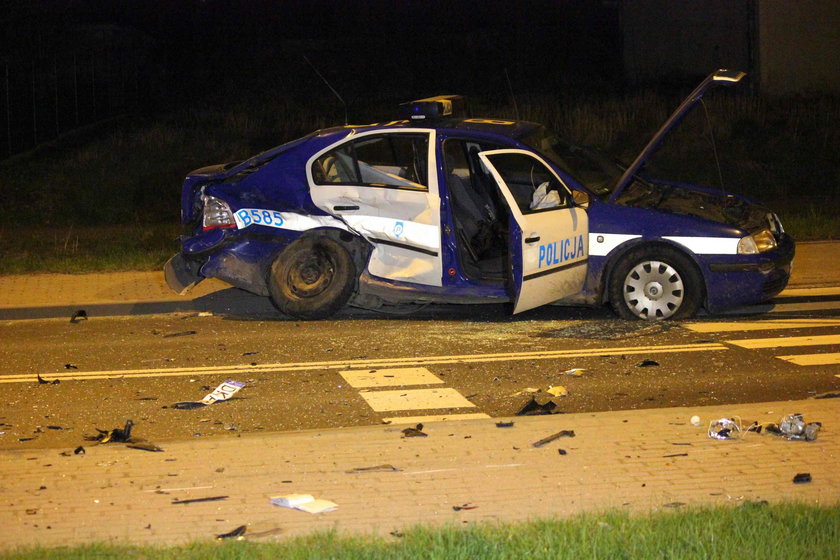 Szaleńczy pościg w Jeleniej Górze za kradzionym autem. Ranni policjanci!
