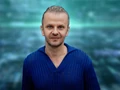Andrzej Dragan, profesor fizyki na Uniwersytecie Warszawskim oraz National University of Singapore, fotograf, reżyser reklam i teledysków, popularyzator nauki oraz autor bestsellerowych książek – m.in. o sztucznej inteligencji („Quo vAIdis”)