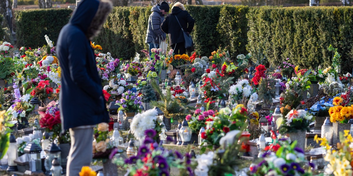 Wszystko przez pandemię. Kilkanaście dni trzeba czekać na pogrzeb na dwóch największych poznańskich nekropoliach.