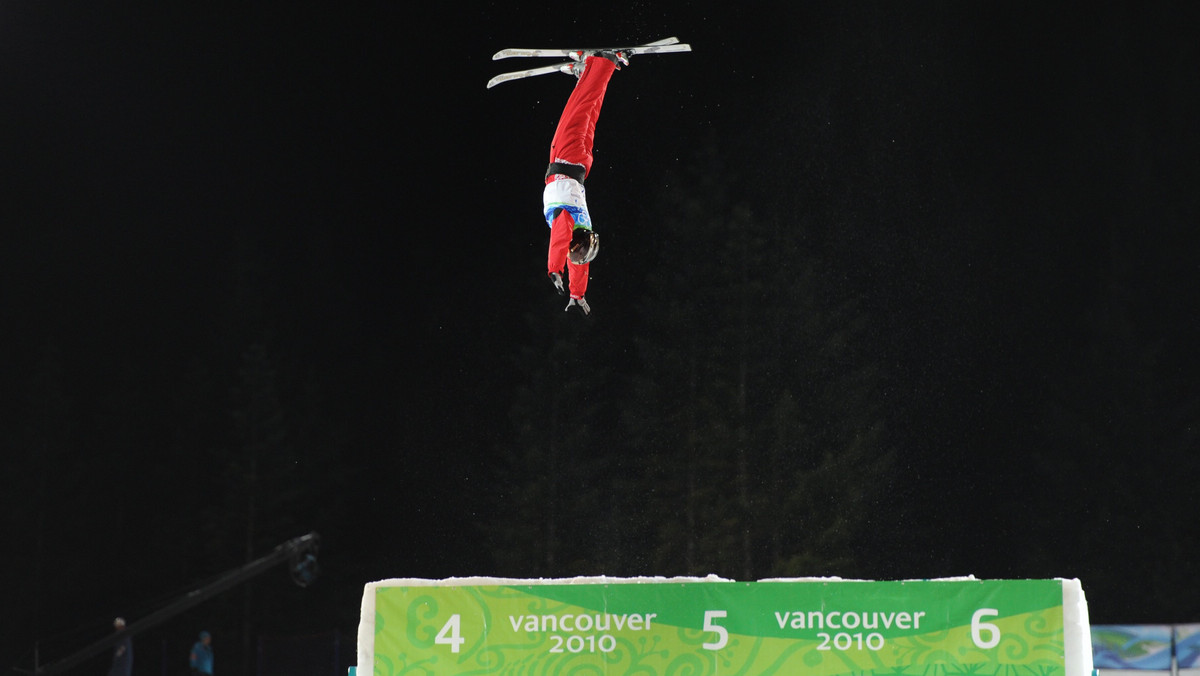 Chińczyk Zongyang Jia wygrał kwalifikacje w olimpijskim konkursie skoków akrobatycznych mężczyzn, która odbywa się na Cypress Mountain. W finale zabraknie jego rodaka, a zarazem obrońcy tytułu z Turynu Chińczyka Xiaopenga Hana.