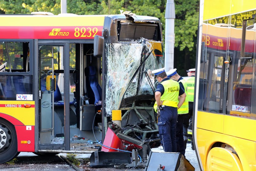 Zderzenie autobusu z tramwajem w Warszawie.