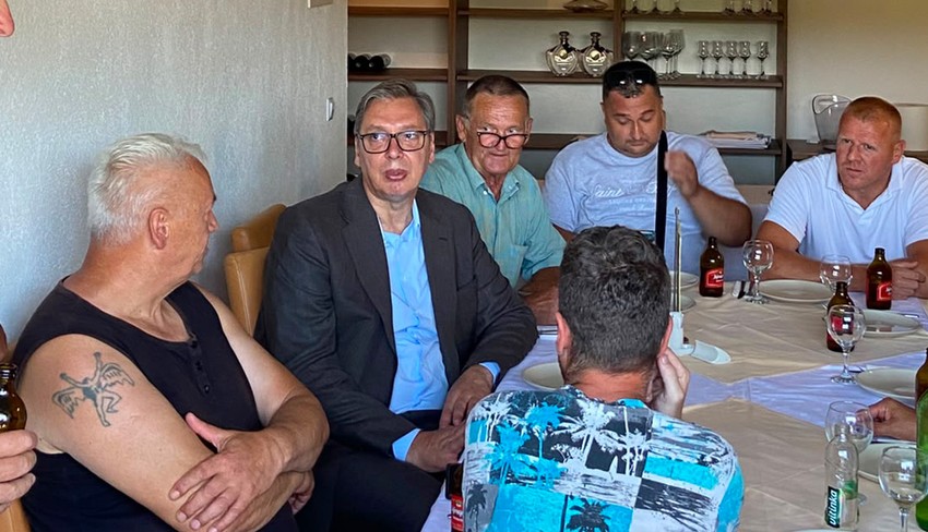 Vučić u Čipuljiću priča sa komšijama
