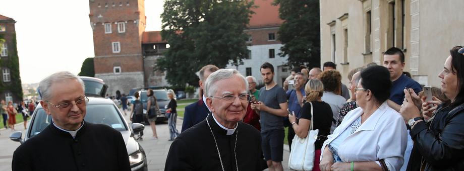 Arcybiskup Marek Jędraszewski (z prawej) podczas obchodów 70 . rocznicy urodzin Lecha Kaczyńskiego. Kraków, 18.06.2019.