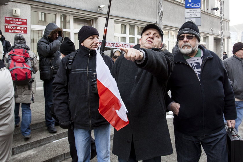 Pikieta ws usunięcia pomnika żołnierzy radzieckich z pl. Wolności w Katowicach