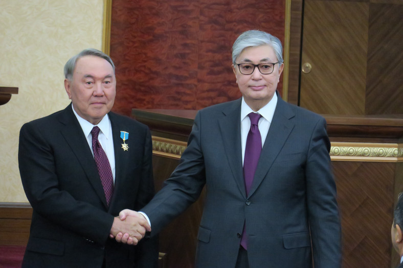 20 marca 2019 r., Astana: prezydent Kazachstanu Nursułtan Nazarbajew (z lewej) zrzeka się stanowiska, które obejmuje wskazany przez niego Kasym-Dżomart Tokajew (z prawej)