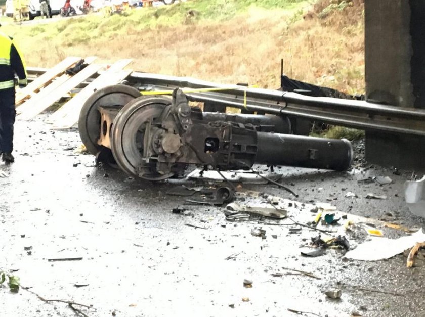 Waszyngton. Pociąg wykoleił się na moście, wagon spadł na autostradę