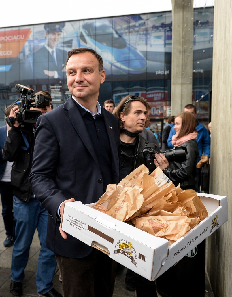 O świcie z piekarzami i pielęgniarkami w Nowym Mieście nad Pilicą. Tam zapewniał, że będzie walczył do samego końca. Na Śląsku przed godziną 6 rozdawał górnikom kopali "Halemba - Wirek" bułki i kawę. Tu mówił o potrzebie unowocześnienia polskiego górnictwa. Dodał, że w Polsce znajduje się 90 procent europejskich złóż węgla, którego starczy na kolejnych 200 lat.