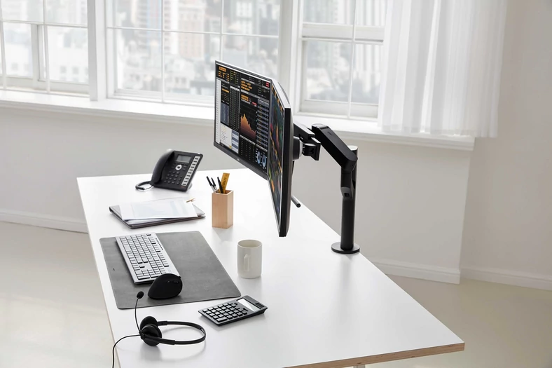 Kluczem do wygodnej pracy jest podłączenie do laptopa klawiatury, myszy i właściwe ustawienie monitorów - na odpowiedniej wysokości.