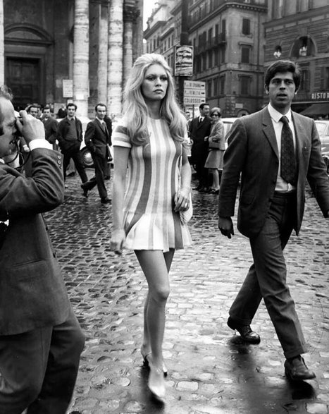 Brigitte Bardot spaceruje ulicami Rzymu podczas swojego pobytu w mieście. Przyjechała tam, aby nakręcić film Les Femmes w kwietniu 1969 roku, domena publiczna