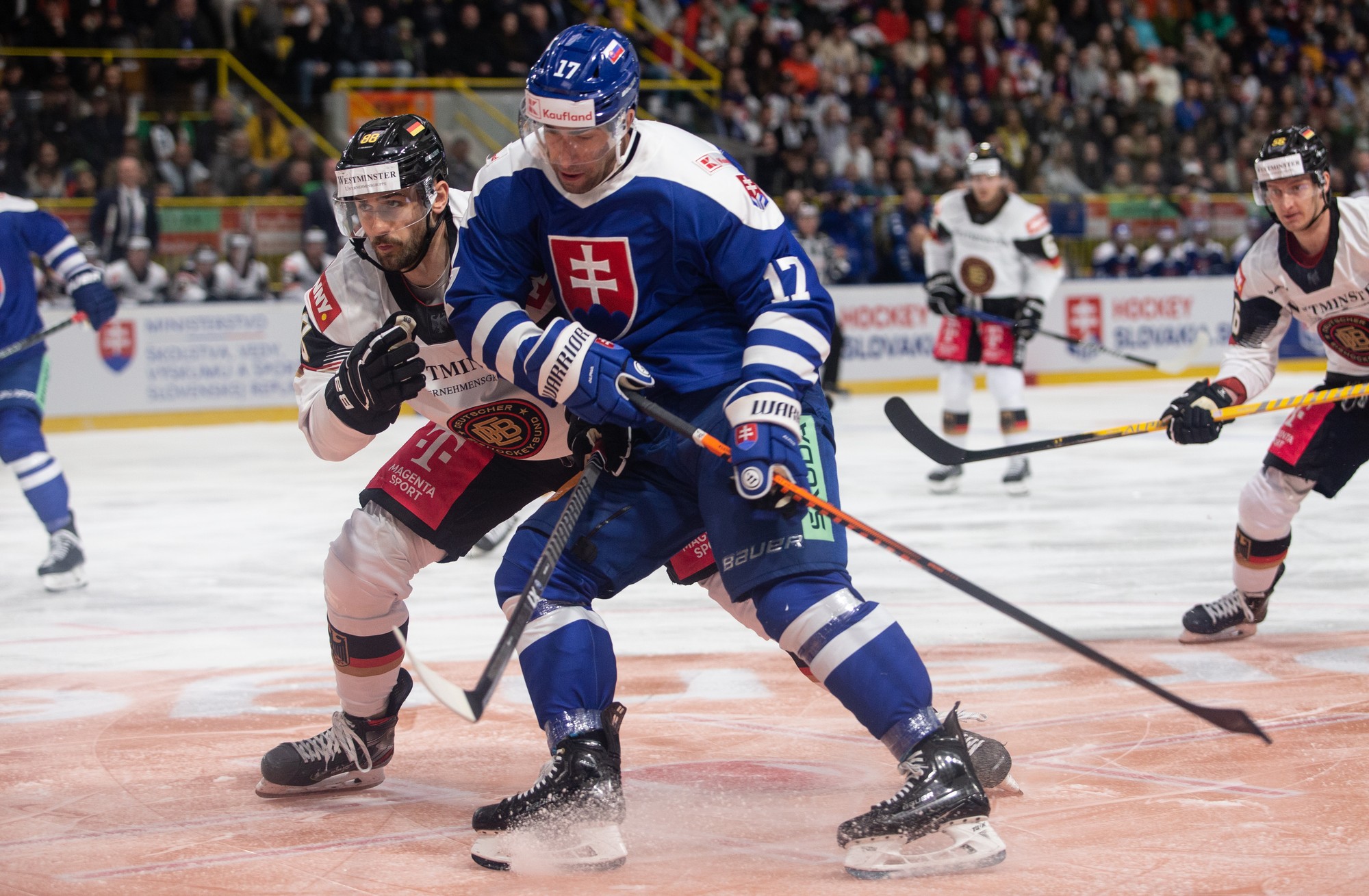 Sprava v súboji o puk Andrej Kudrna (Slovensko) a Tobias Fohrler (Nemecko).