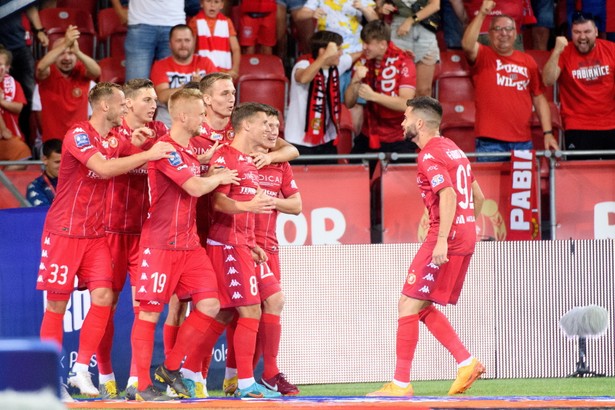 Zawodnicy Widzewa Łódź cieszą się z gola podczas meczu piłkarskiej Ekstraklasy z Wisłą Płock