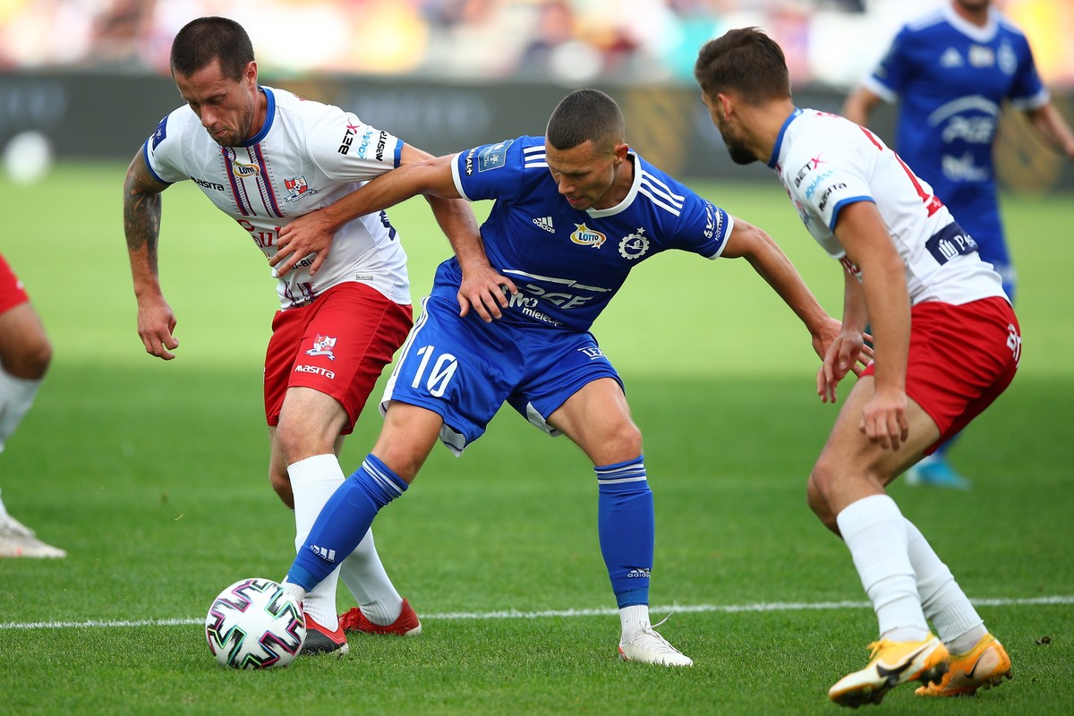 Piłkarze Podbeskidzia Bielsko-Biała Rafał Figiel (L) i Kacper Gach (P) oraz Mateusz Mak (C) z PGE FKS Stali Mielec podczas meczu Ekstraklasy