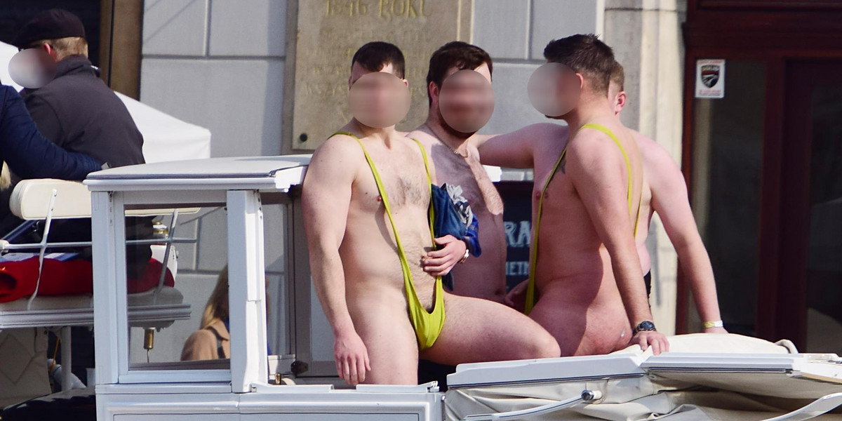Turyści świecili golizną w centrum Krakowa. Jest kara dla dorożkarza