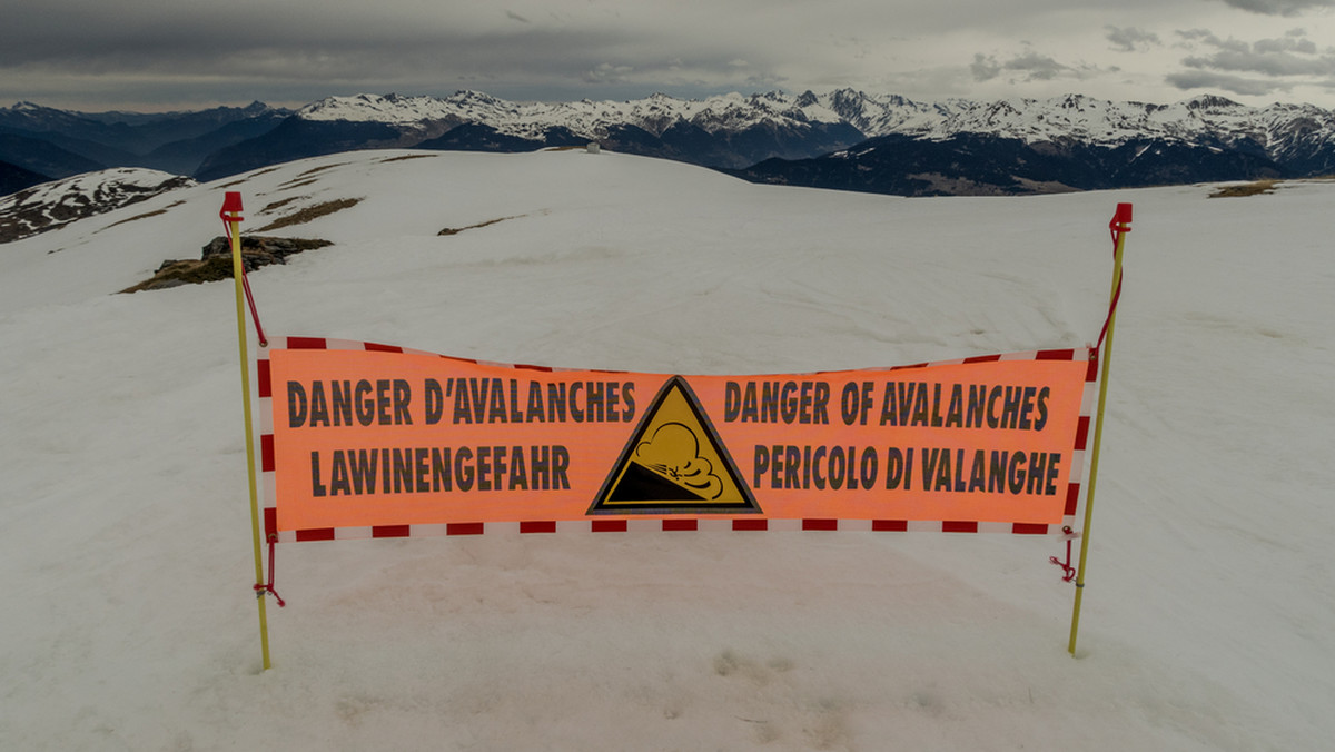 Włochy: trzy osoby zginęły w lawinie, która runęła na stok narciarski