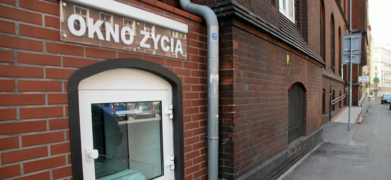 We wrocławskim oknie życia zostawiono 1,5-roczne dziecko