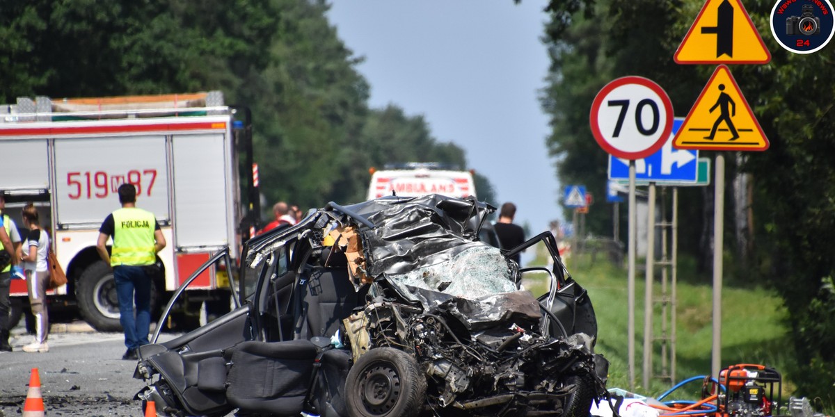 Tir zderzył się z osobówką. Nie żyją cztery osoby, w tym dwoje dzieci.