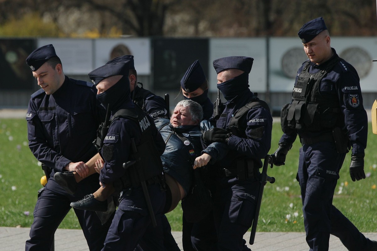 Obchody 13. rocznicy katastrofy smoleńskiej. Policja usuwa z placu Piłsudskiego "Babcię Kasię"