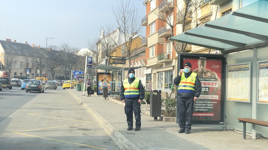 Buszmegállóból ugranak elő az egyenruhások bírságolni