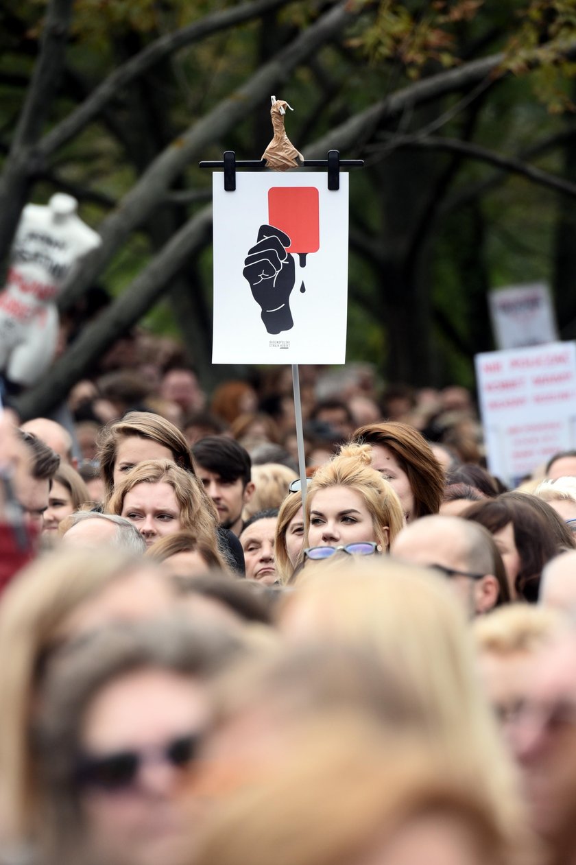 Czarny protest przed sejmem. Najmocniejsze transparenty