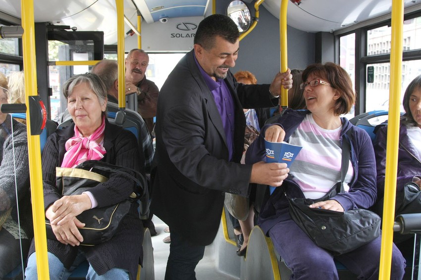 Direktor GSP Željko Milković u autobusu sa putnicima                     foto: R. Ristić
