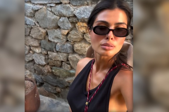 SVI PRIČAJU DA JE URADILA SILIKONE Žena našeg košarkaša pozirala u haljini bez brushaltera: Baškari se na Mikonosu i snima iz svih uglova
