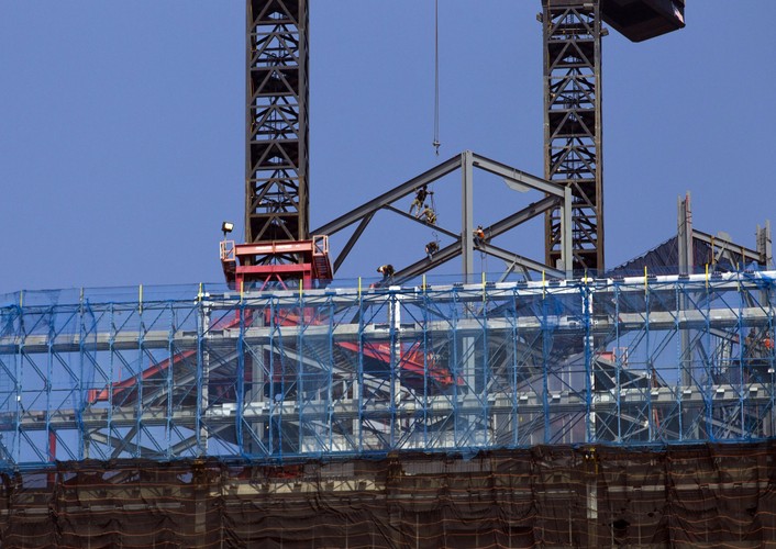 Budowa wież WTC4 i One World Trade Center jest już praktycznie zakończona. Budowa i wykończenie pozostałych budynków zajmie jeszcze sporo czasu. Cały kompleks powinien być gotowy w 2015 roku, jednak z powodu sporów o prawa własności terenu, oddanie do użytku nowego WTC może się jeszcze opóźnić. Na zdjęciu: pracownicy pracują na szczycie 1 World Trade Center w Nowym Jorku.