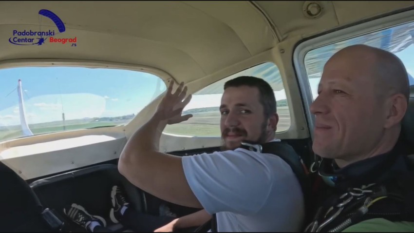 Verio devojku u vazduhu