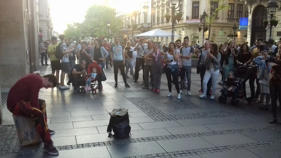 Andrija Hadžić već prvom izvedbom okupi ljude