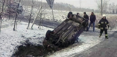 Opel dachował na śliskiej drodze. Ciężarna trafiła do szpitala