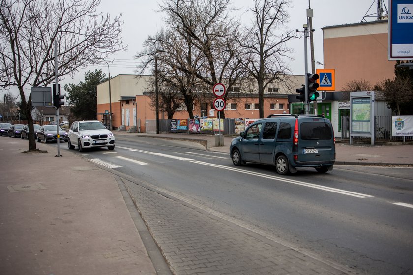 Tablice montowane pod szkołami