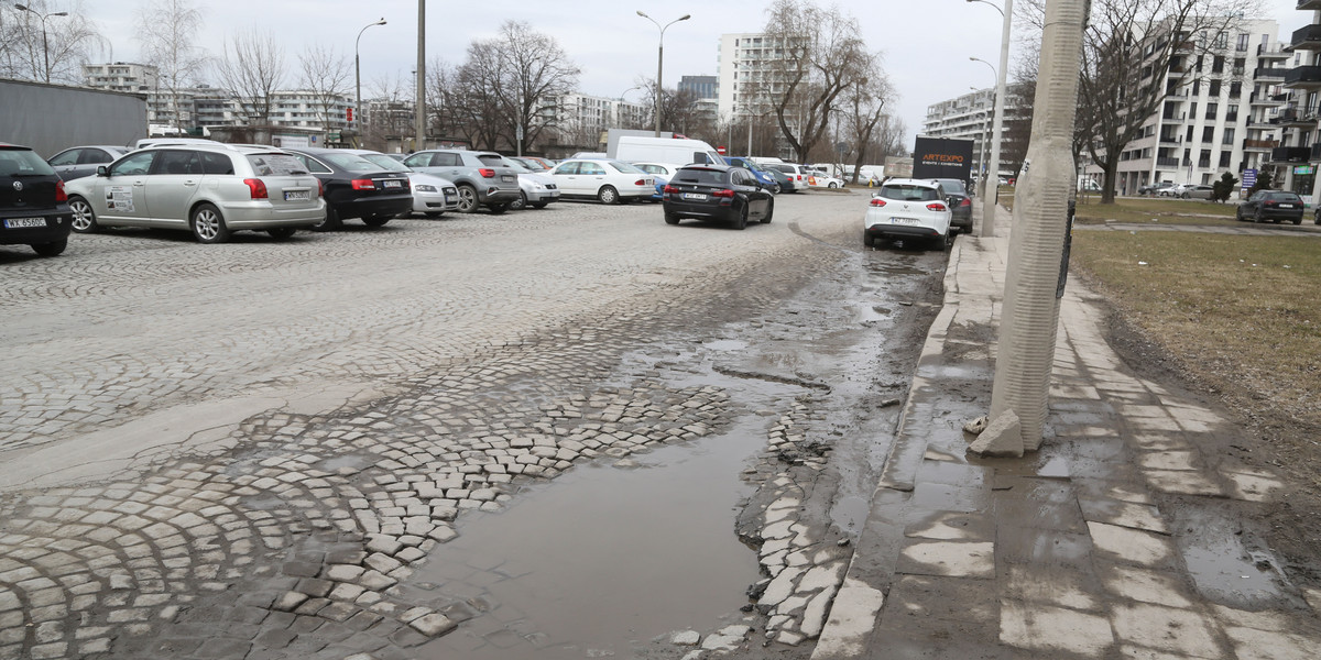 Dziurawa ulica na Odolanach.