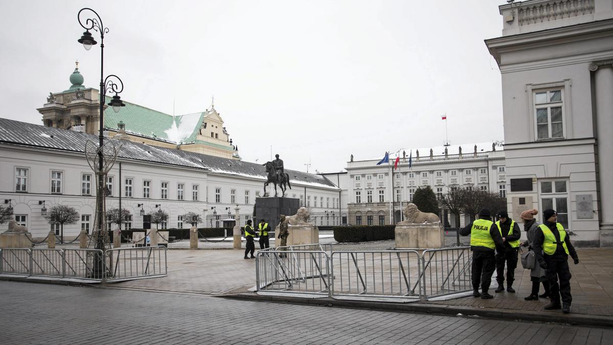 Ogrodzenie postawione przed Palacem Prezydenckim
