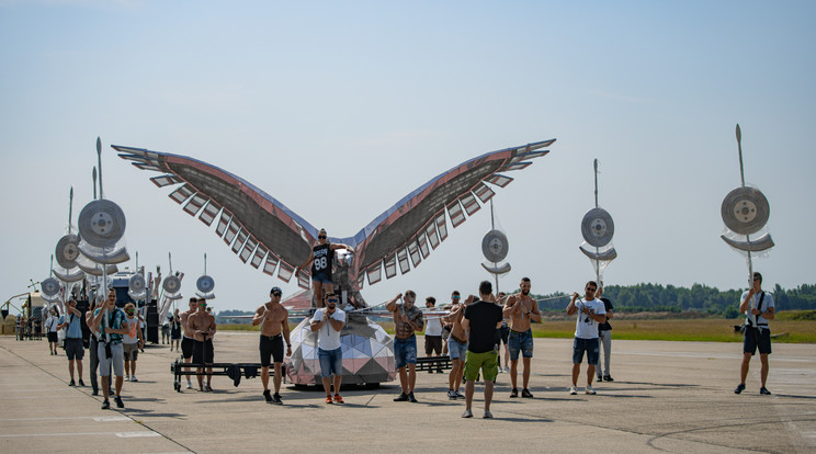 Monumentális show-műsorral egybekötött felvonulás lesz az Andrássy úton, melynek egyik résztvevője Péter Szabó Szilvia Turulmadáron érkezik/Foto: Tulipán Tündér produkció