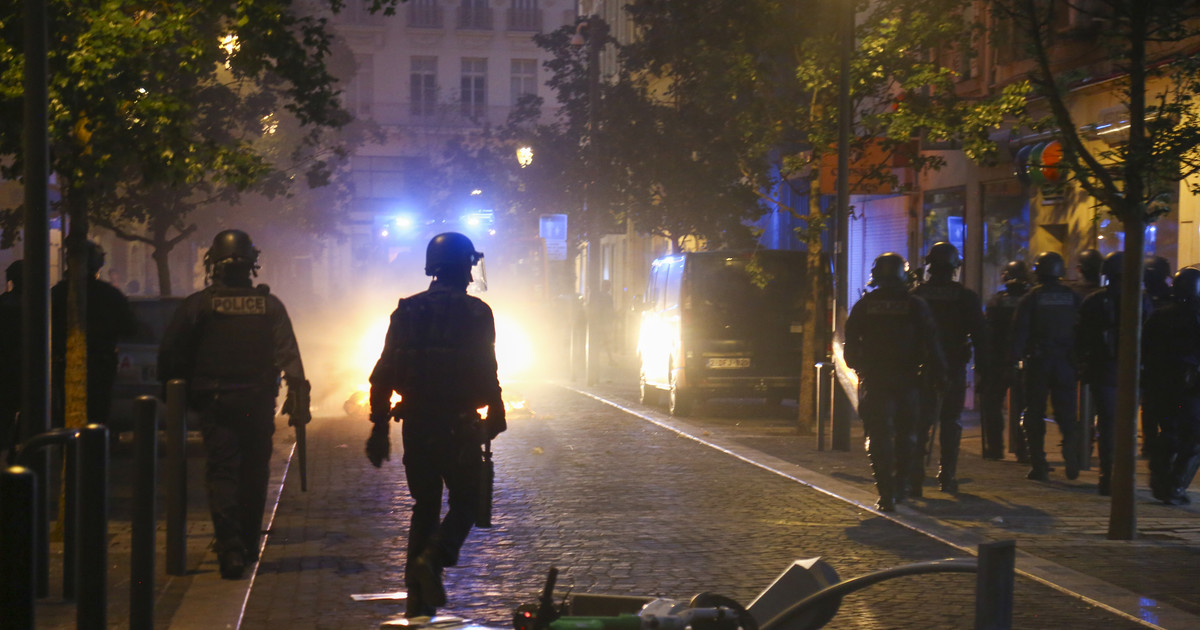 Les émeutes en France ont frappé les hommes d’affaires.  Le premier montant a été payé