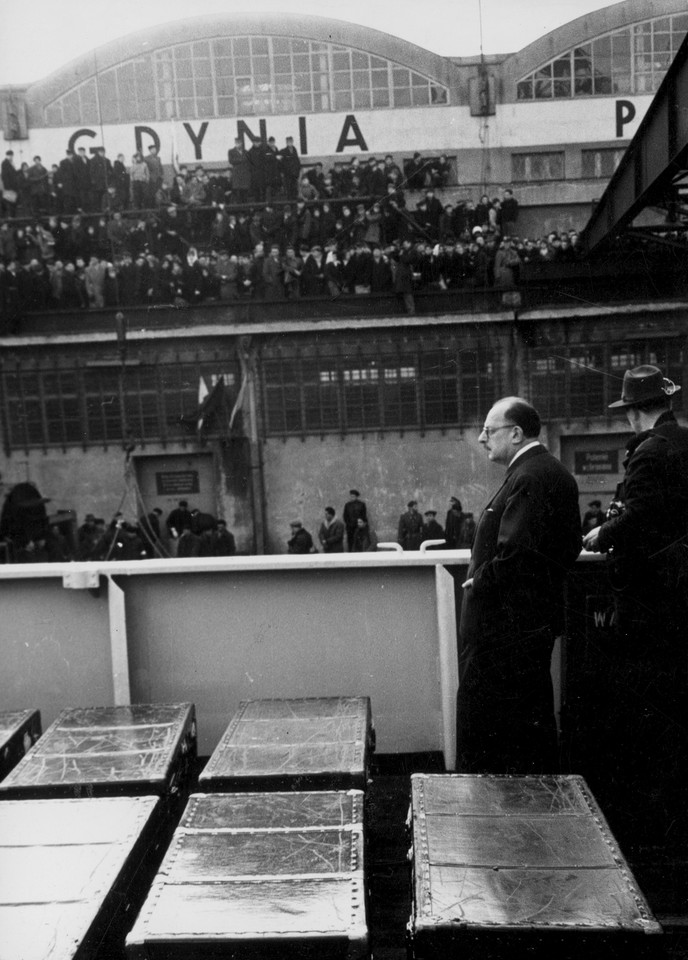 60. rocznica powrotu zbiorów wawelskich do Polski (1961 r.). Jerzy Szablowski na statku w Gdyni