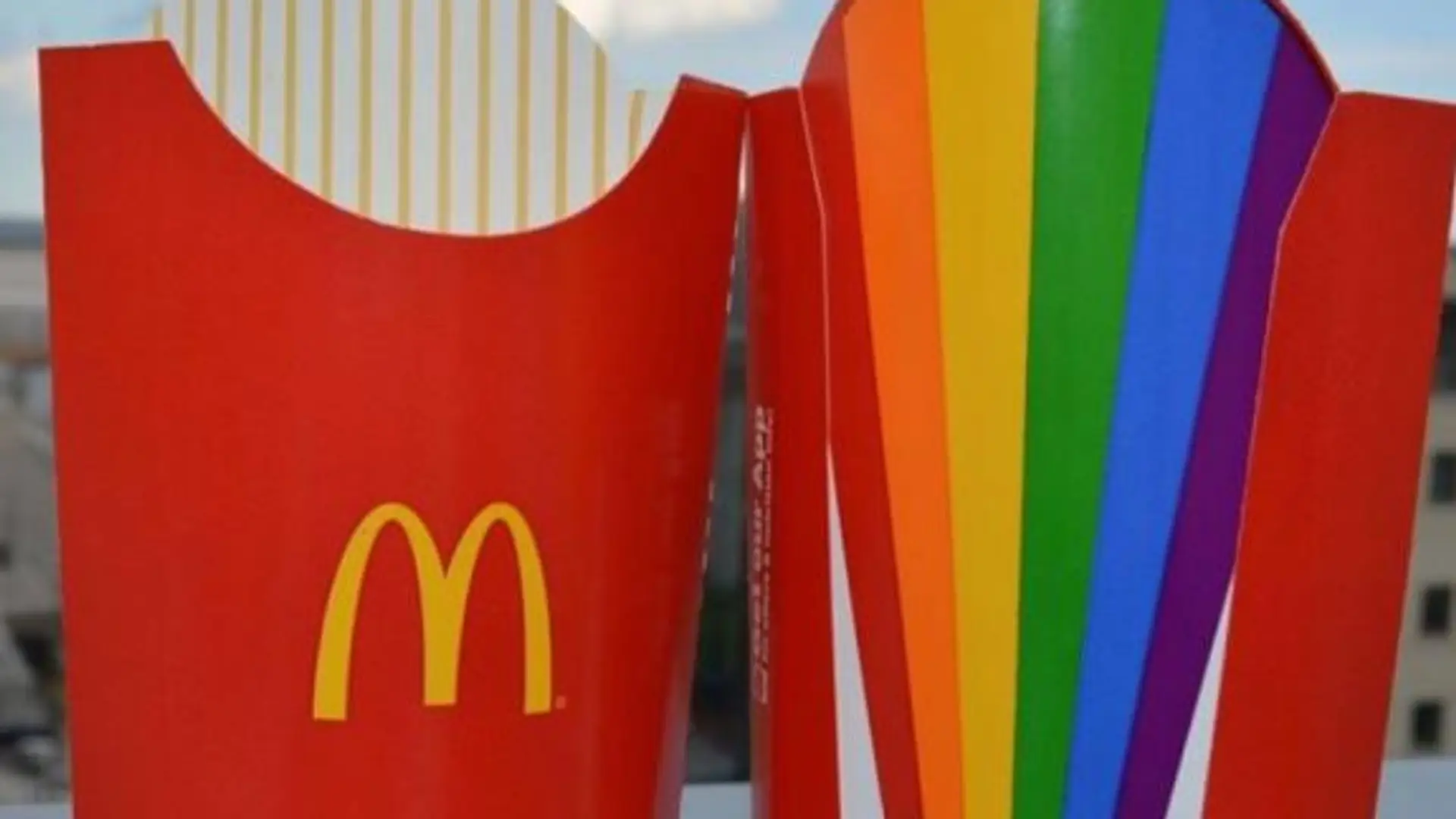 Tęczowe opakowania na frytki z McDonalds. Niektórym się spodobały, innych zbulwersowały