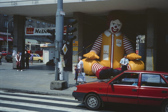 Edward Hartwig - Aleje Jerozolimskie, reklama restauracji McDonalds przed domem towarowym Smyk (1992-1993)