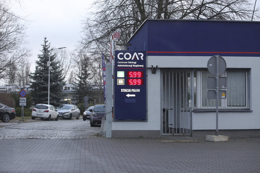 Ceny paliw nie spadły też jeszcze na tzw. stacji rządowej, czyli na stacji Centrum Obsługi Administracji Rządowej w Warszawie. W piątek cena wynosiła tam 5,99 zł za litr Pb95 i ON. W poniedziałek rano była taka sama!