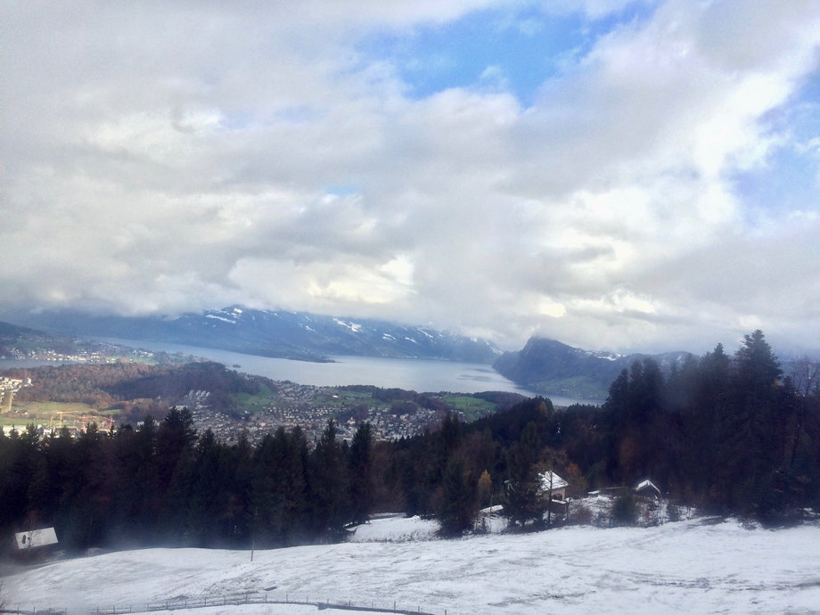 W drodze z Lucerny na Pilatus można podziwiać panoramę miasta i Jezioro Czterech Kantonów. 