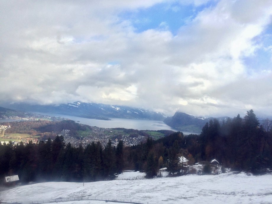 W drodze z Lucerny na Pilatus można podziwiać panoramę miasta i Jezioro Czterech Kantonów. 