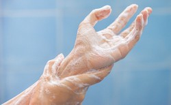 Zapalenie skóry rąk przez nadmierną higienę. Lawinowy wzrost