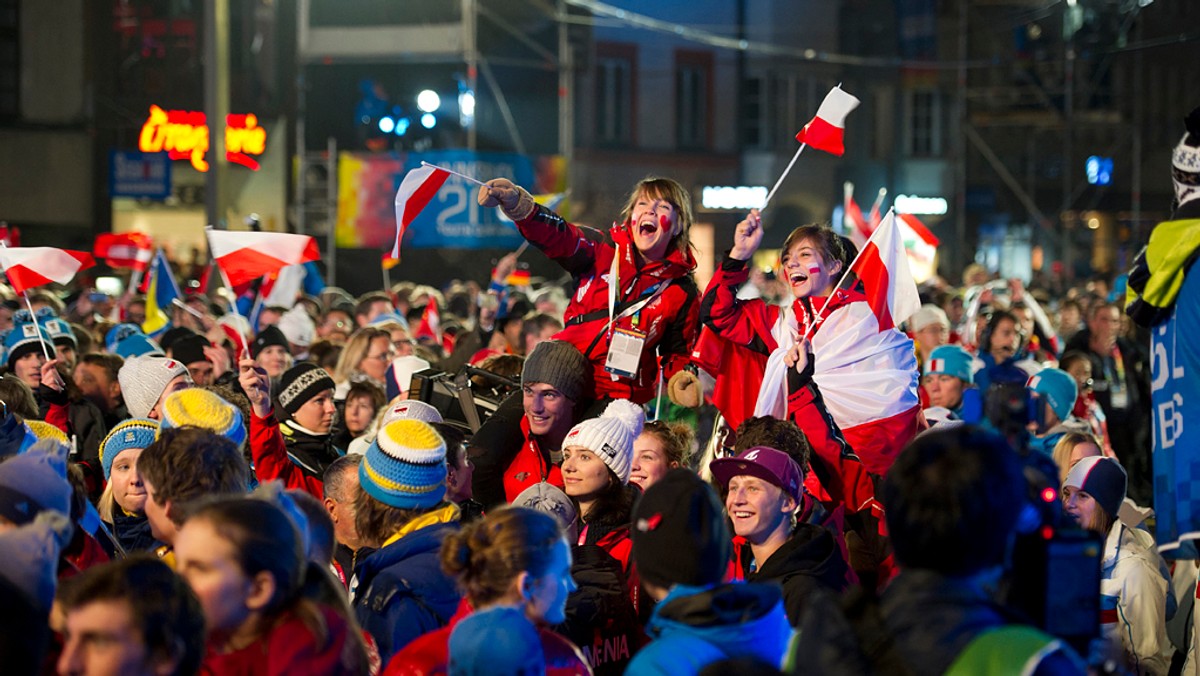 W niedzielę, na Maria Theresien Strasse, jednej z główny ulic Innsbrucka odbyła się oficjalna ceremonia zakończenia Pierwszych Zimowych Młodzieżowych Igrzysk Olimpijskich. Ponad 1000 zawodników z 70 krajów miało pierwszą w życiu okazję by rywalizować ze swoimi rówieśnikami o medale w miniaturowej wersji najważniejszej imprezy w świecie sportu.