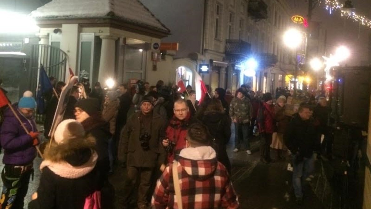 Krótko po 18 w Łodzi zakończył się protest studentów. Zebrało się ponad sto osób, które przed biurem PiS-u manifestowały przeciwko poczynaniom obecnej władzy.